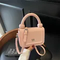 Roze glanzende mini vierkante tas met dikke ronde handgreep en zilveren logo-detail - Roze