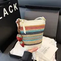 Kleurrijke gestreepte geweven emmer tas met aardbeihanger en wit lederen rand - Off-White Met Hanger