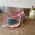 Borsa tote in denim blu con finiture a quadretti rossi, pizzo e ricamo di ciliegie - 29*9*11cm / Scacchi Rossi