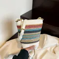 Kleurrijke gestreepte geweven emmer tas met wit lederen bies en Lazy Breeze logo - Off-white zonder Hanger