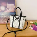 Secchiello bianco con stampe di fiocchi neri e ciondolo a cuore in un set raffinato - 25*10*18 / Bianco