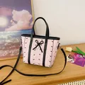 Borsa tote rosa testurizzata con fiocco nero, ciondolo a cuore e tracolla rimovibile - 25*10*18 / Rosa