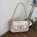 Borsa a spalla rosa con fiocco, stampe di orsi e ciondolo a cuore su tavolo in legno - 23*6.5*14 / Rosa
