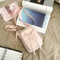 Sac bandoulière rose avec détail de nœud à cordon et large bandoulière réglable - Rose