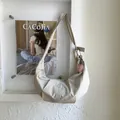 Beigefarbene Nylon Hobo Tasche mit breitem Gurt und pinkem Herzanhänger - Ohne Anhänger / Gebrochenes Weiß