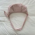 Détail de sac croissant rose clair en nylon avec plis texturés et nœud sur la bandoulière - Avec Pendentif / Rose