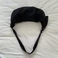 Gros plan du sac croissant en nylon noir avec plis et anneau en métal argenté - Avec Pendentif / Noir