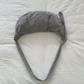 Détail du sac hobo en nylon gris avec texture plissée et breloque en peluche rose - Avec Pendentif / Gris