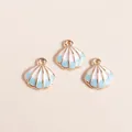 Detail van drie DIY schelphangers met blauw verloop emaille en gouden metalen rand - Blauw