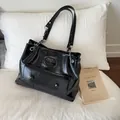 Schicke schwarze Lackleder-Schultertasche mit Silberkette und Klappentaschen-Detail - 33*8*26cm / Schwarz