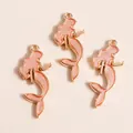 Detailopname van roze glitter zeemeermin hangers met gouden frames voor DIY sieraden maken - Oranje