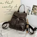 Dunkelbrauner Retro-Rucksack aus PU-Leder mit Schnallenverschluss und Hasen-Anhänger - Mit Anhänger / Braun