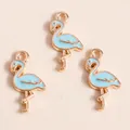 Détail de breloques flamants roses bleu clair émaillés avec bords dorés pour bijoux DIY - Bleu