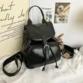 Schwarzer Rucksack aus Kunstleder mit Klappe, Kordelzug und süßem Hasen-Anhänger - Mit Anhänger / Schwarz