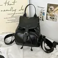 Minimalistischer schwarzer Damen-Rucksack aus PU-Leder mit Schnallenriemen und Tasche - Ohne Anhänger / Schwarz