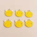 Detalle de dijes de cabeza de tigre esmaltados en amarillo con bordes dorados y aro - Amarillo