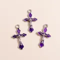 Tre ciondoli a croce in smalto viola per creazione di gioielli fai-da-te su fondo beige - Pendaglio Crocifisso Viola / Viola