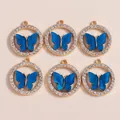 Detailsicht von sechs blauen Schmetterling-Anhängern mit Goldrahmen und Strasssteinen - Königsblau