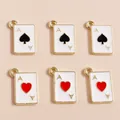 Vue détaillée de six breloques cartes à jouer émaillées dorées avec As de Cœur et Pique - Style Mixte Cœur et Pique (Multicolore)