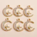 Detail von sechs goldfarbenen Mond- und Sternanhängern mit Strass für DIY-Schmuck - Gold