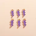 Detalle de seis colgantes de rayo violetas con baño de oro para creación de joyas DIY - Púrpura