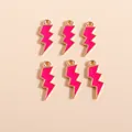 Detalle de seis colgantes de rayo con acabado en esmalte rosa para creación de joyas DIY - Rosa rojo