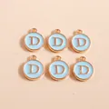Detail van zes goudgerande ronde bedeltjes met letter D in lichtblauw voor DIY-sieraden - Letter D