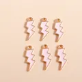 Detalle de seis dijes de rayo en esmalte rosa y chapado en oro para creación de joyas DIY - Rosa