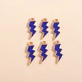 Detalle de seis colgantes de rayo en esmalte azul oscuro con bordes de aleación dorada - Azul zafiro