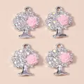Nahaufnahme von silbernen Lebensbaum-Anhängern mit Strass und rosa Harzrosen - Silber und Rosa