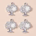 Detailansicht der silbernen Baum-Anhänger mit Kristalldiamanten und weißen Rosenakzenten - Silber & Weiß