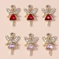 Vue détaillée de breloques ange dorées avec cristaux rouges et roses et ailes papillon - Rose vif