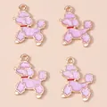 Dettaglio di quattro ciondoli a barboncino dorati con smalto rosa e collari rossi per DIY - Viola