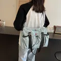 Hellblaue Messenger-Tasche aus Nylon mit schwarzem Gurt und Schnallenverschluss für Damen - Blau