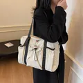 Große beige Nylon-Tragetasche mit schwarzen Trägern und verstellbarer Tunnelzugtasche - Gebrochenes Weiß