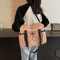 Rosa Canvas-Umhängetasche mit schwarzem breitem Schultergurt und Netztasche für Reisen - Rosa