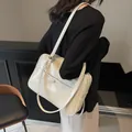 Bolso de hombro blanco crema brillante con textura grabada y correa ajustable - Blanco Roto