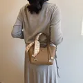 Borsa a secchiello in pelle marrone con foulard pied de poule e tracolla per donna - Cachi