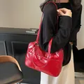 Bolso de hombro rojo brillante en piel sintética con bolsillo de hebilla y doble asa - Burdeos