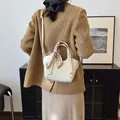 Secchiello bianco in pelle con manico a foulard pied-de-poule e tracolla fine - Bianco