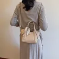 Borsa a secchiello beige in pelle martellata con foulard di seta pied-de-poule - Beige