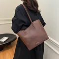 Minimalistische dunkelbraune Tote-Bag aus Vintage-Leder mit goldenem Schriftzug-Detail - Ohne Anhänger / 26*10*24 / Braun