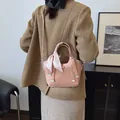 Borsa a secchiello rosa in pelle con foulard decorativo in seta e dettagli argento - Rosa