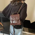 Mini bolso vintage marrón oscuro estilo preppy con doble hebilla y asa superior - 20x9x20cm / Café sin colgante