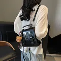 Mochila negra de cuero sintético con colgante de oso de peluche y hebillas ajustables - 20x9x20cm / Negro Con Colgante De Conejo