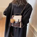 Bolso bicolor crema y marrón de estilo vintage en piel sintética con colgante oso - 20x9x20cm / Crema Y Café Con Colgante