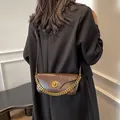 Bolso bandolera retro marrón oscuro en cuero encerado con cadena dorada y cierre de giro - Marrón