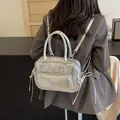 Zaino plissettato metallizzato argento da donna con design a mano e a tracolla - Argento