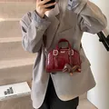 Retro burgunderrote Handtasche aus Lackleder mit süßem Hundeanhänger für Damen - Ohne Anhänger / Rot
