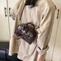 Dunkelbraune Boston-Handtasche aus glänzendem Leder mit Dackel-Anhänger und Schultergurt - Ohne Anhänger / Kaffeebraun